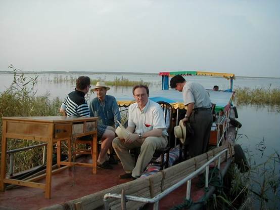 说明: D:\4. Personal\0. Photos\Robert 照片\Robert+Marcel洞庭湖.jpg